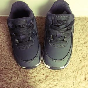 Boys or girl Nike airmax size 5